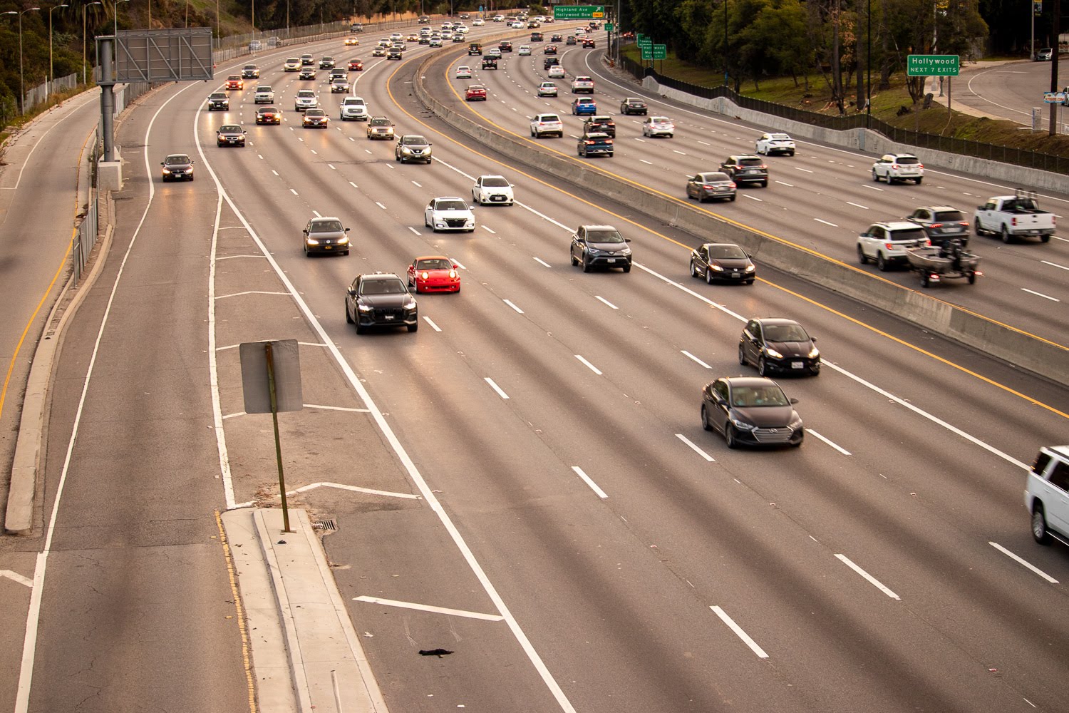 Atlanta, GA - Major Car Crash Causes Injuries on I-75 at Howell Mill Rd